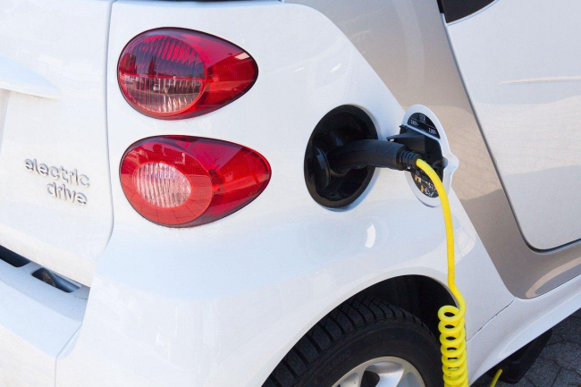 Alzamora valora positivamente el incremento de puntos de carga para vehículos eléctricos