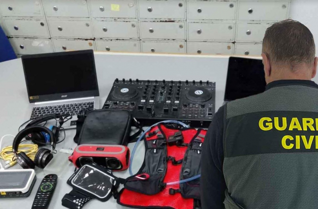 La Guardia Civil ha detenido a dos personas por robo en Sant Antoni y a otra más por hurto en Santa Eulária