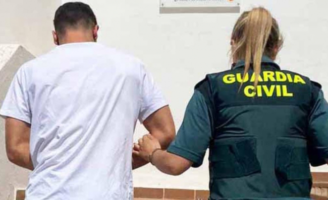 La  Guardia  Civil  ha  detenido  a  un  hombre por  un  delito  de  robo  con  fuerza  en  una 
vivienda en Santa Eulalia