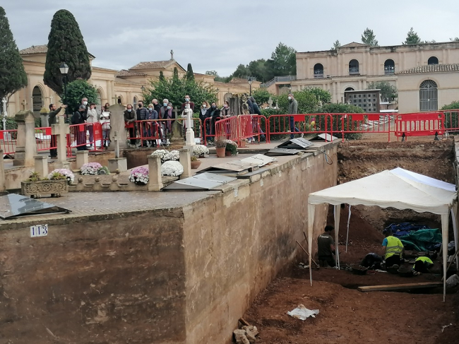 Localizados nuevos restos de un mínimo de cinco individuos en dos fosas del cementerio de Son Coletes