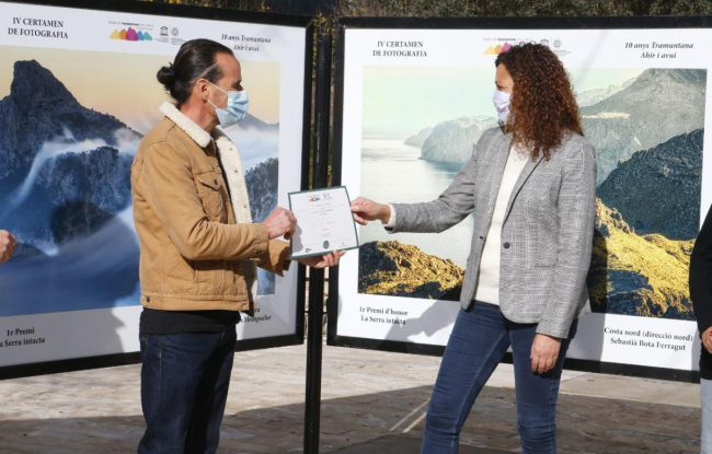 La presidenta del Consell inaugura la IV edició del Certamen de fotografia serra de Tramuntana
