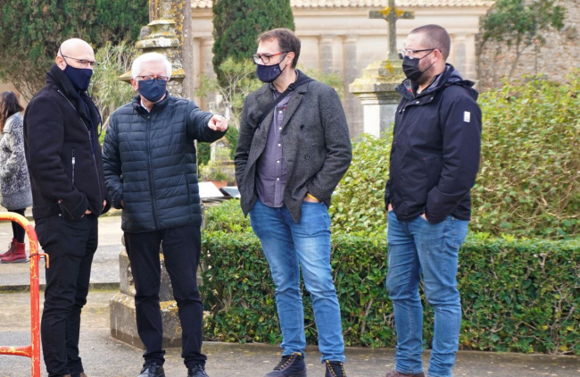 El alcalde de Manacor recibe al exconseller de la Generalitat de Cataluña Raül Romeva en una visita a Son Coletes