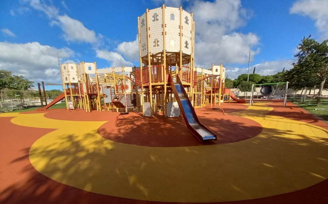 Abre al público el área de juegos del parque de sa Riera con un nuevo pavimento continuo