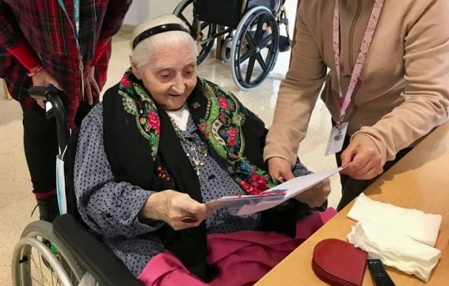 Les residències de gent gran de l’IMAS reben més de 400 postals nadalenques personalitzades pel Voluntariat CaixaBank