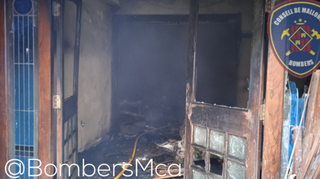 Bomberos de Mallorca apagan un incendio en un edificio en reforma en Sa Pobla