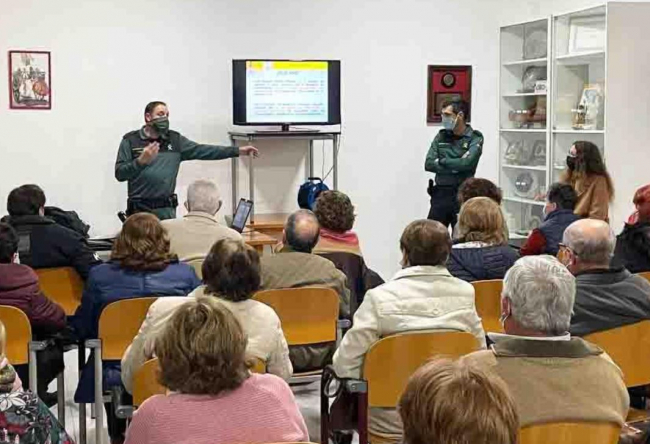 La Guardia Civil realiza conferencias de seguridad dirigidas a personas mayores y 
contra los robos en el campo
