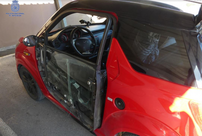 Detenido un varón en Ibiza por forzar un vehículo, arrancándole la chapa de la puerta