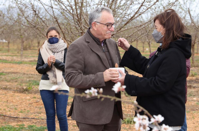 La presidenta del Govern entrega el primer premio Flor d'Ametler a Miquel Fiol
