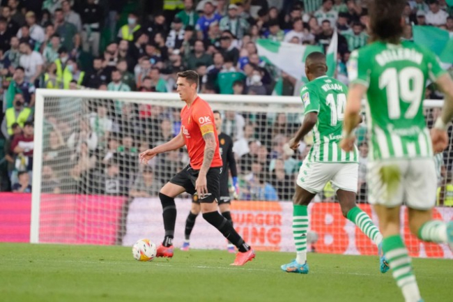 El RCD Mallorca cae en el Benito Villamarín (2-1)