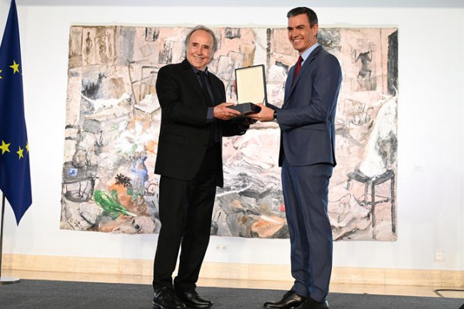 Pedro Sánchez entrega la Gran Cruz de la Orden Civil de Alfonso X el Sabio a Joan Manuel Serrat