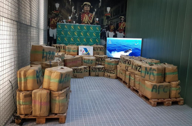 La Guardia Civil y Vigilancia Aduanera han detenido In Fraganti a 14 personas en un 
desembarco de droga en la isla de Ibiza