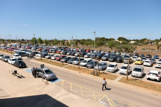 Empieza la instalación de placas fotovoltaicas en el aparcamiento del Hospital Mateu Orfila 