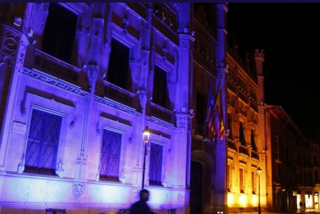 El Palau del Consell se ilumina con los colores de la bandera de Ucrania como muestra de solidaridad