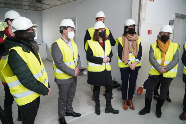 Armengol visita las obras del nuevo servicio de hemodiálisis del Hospital de Formentera 