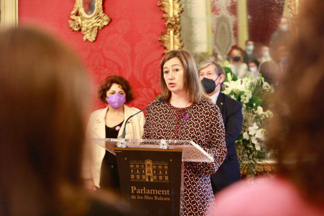 Lectura de un manifiesto con motivo del Día Internacional de las Mujeres en el Parlamento de las Illes Balears