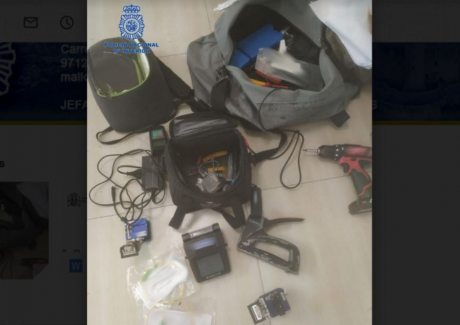 La Policía Nacional detiene a un varón por robar en una furgoneta de una empresa