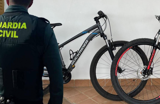 Un detenido y un investigado por el hurto de varias bicicletas en las cercanías de los
colegios de la localidad de Campos