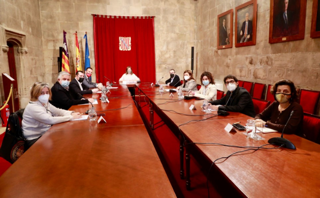 Govern, consells, ayuntamientos y agentes sociales acuerdan trabajar conjuntamente para paliar las consecuencias económicas y sociales de la guerra