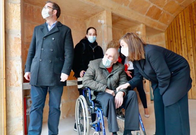 El Govern entrega las llaves a ocho familias que entrarán a vivir a las viviendas de protección pública de la calle Salvador Espriu en Palma