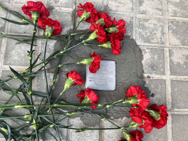 El Govern coloca en Sabadell la Piedra de la Memoria que recuerda a la miliciana víctima del franquismo Maria Garcia Sanchís