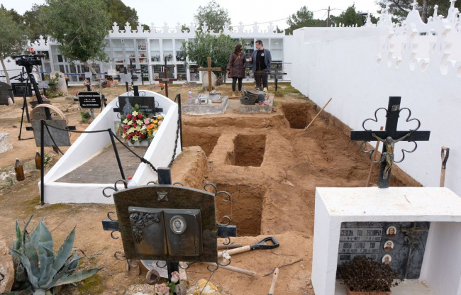 Inician las tareas de exhumación del cementerio de Sant Francesc 