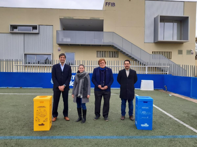 Los campos de fútbol de Mallorca tendrán contenedores de reciclaje