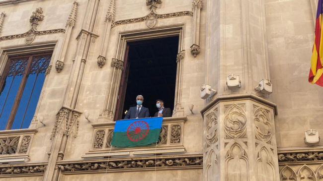 El Consell commemora el Dia Internacional del Poble Gitano amb la penjada de la seva bandera a Palau Reial
