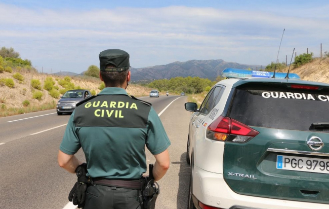 La Guardia Civil ha detenido a un
varón que se atrincheró en su domicilio tras agredir a su pareja