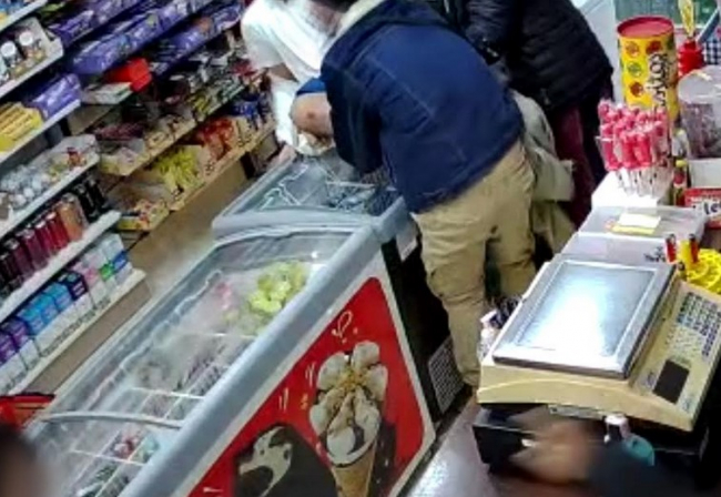 Agreden y amenazan a un joven durante tres horas y le obligan a robar en un supermercado