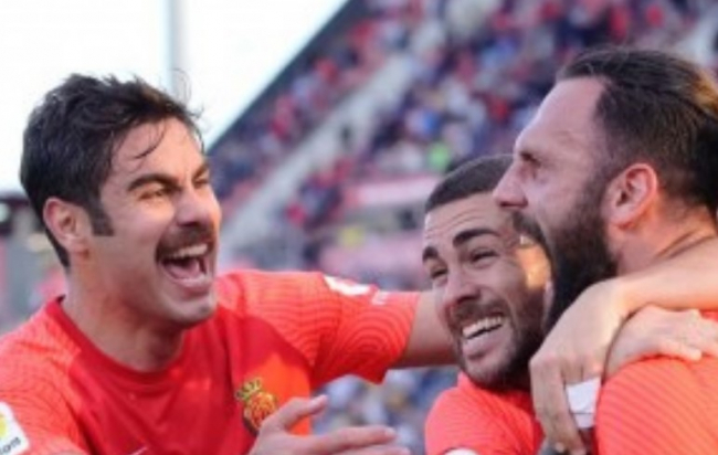 El RCD Mallorca gana al Deportivo Alavés (2-1)
