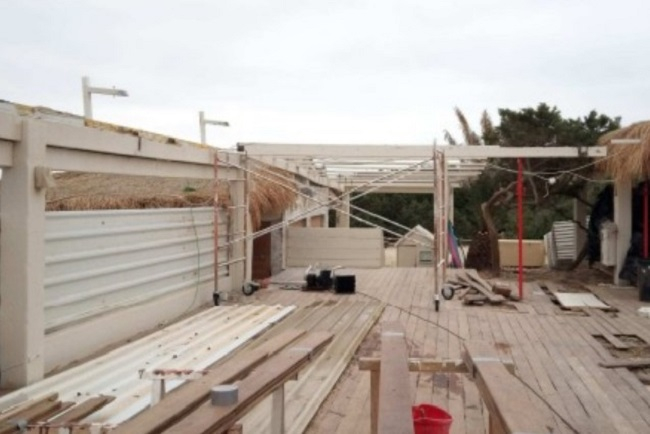 El Consell d'Eivissa sanciona a una empresa con 10.000 euros por instalar pérgolas en un establecimiento de Es Cavallet