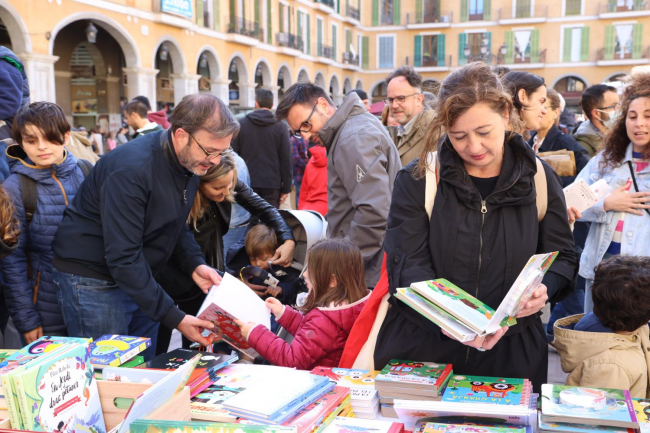 Armengol visita las paradas de libros del centro de Palma instaladas con motivo de la celebración del Día de Sant Jordi