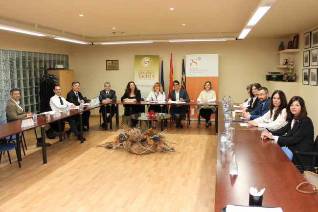 Govern y graduados sociales acuerdan incorporar la orientación jurídica gratuita en igualdad