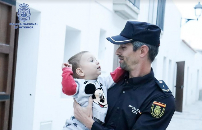 La Policía Nacional de Ibiza salva la vida a un bebé tras ahogarse con comida