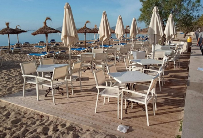 El Ayuntamiento de Pollença retira una instalación ilegal en la playa de los Tamarells 