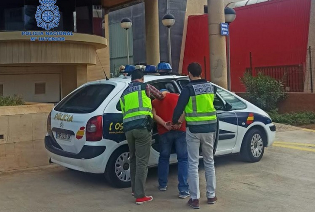 La Policía Nacional detiene a un hombre tras cometer hasta 11 robos en interior de vehículos
