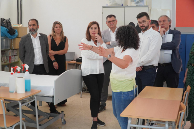 La presidenta Armengol y el conseller March visitan el aula de tecnología aplicada del IES Algarb de Sant Josep de sa Talaia