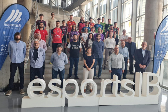 La consellera de Asuntos Sociales y Deportes firma los patrocinios deportivos con ocho equipos de Mallorca