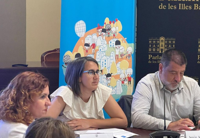 El alumnado se interesa por el comercio justo en el Parlament Infantil