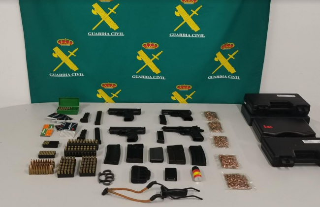 La Guardia Civil incauta armas prohibidas y sin regularizar en Menorca