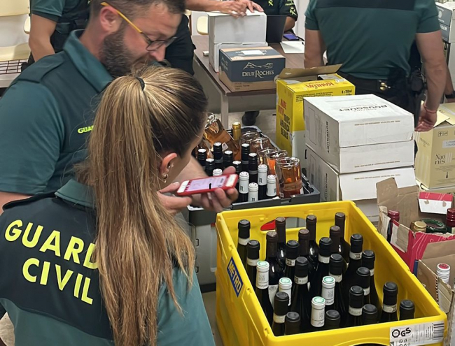 La Guardia Civil incauta 532 botellas de licores sin precintos y sin documentación en los controles del Puerto de Alcudia