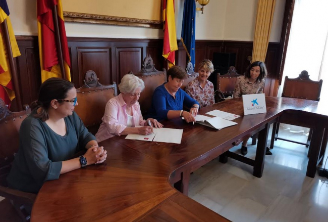 El Ayuntamiento de Santanyí y la Obra Social 'la Caixa'
renuevan su compromiso con la gente mayor del municipio
