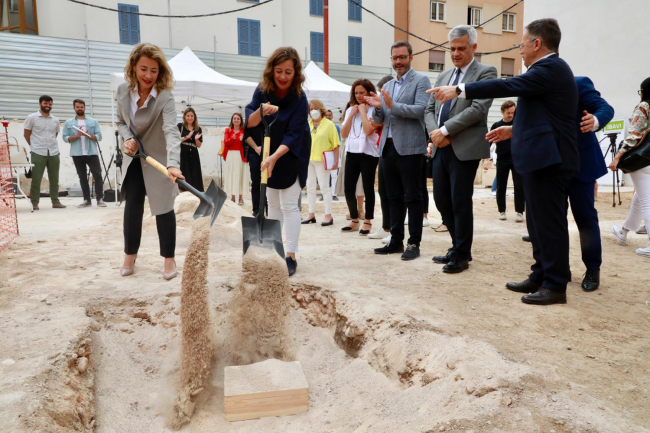 Armengol, Marí y la ministra Sánchez ponen la primera piedra de 25 viviendas públicas para mayores de 65 años