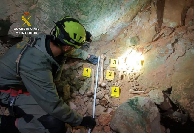 La Guardia Civil ha recuperado restos humanoshallados en la cueva Avenc des Milà en Cala
Sant Vicenç de Ibiza