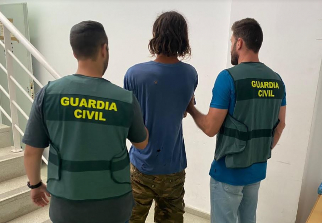 La Guardia Civil detiene en la isla de Ibiza al autor de varios delitos violentos
