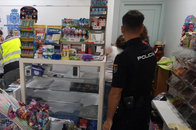La Policía Nacional ha llevado a cabo una inspección en una tienda de chucherías donde presuntamente se vendía alcohol 