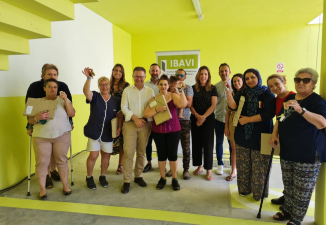 El Govern entrega las llaves a siete familias que entrarán a vivir en las nuevas viviendas de protección pública de Cala Rajada