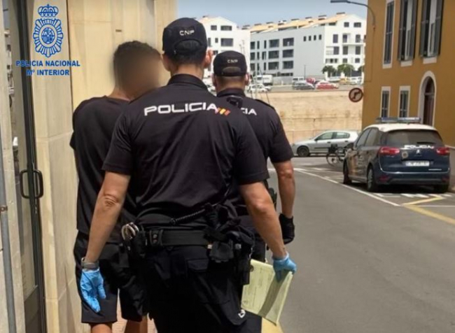 La Policía Nacional detiene a dos varones por robar un televisor y un móvil a una mujer que llegaba de viaje y accedía a su domicilio