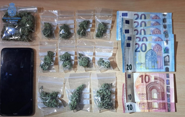 La Policía Nacional de Manacor detiene a un joven que traficaba con drogas en plena calle