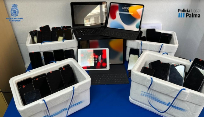 La Policía Nacional y la Policía Local han procedido a la detención de un joven por llevar consigo, mas de 200 móviles